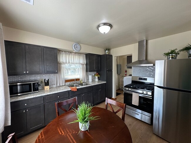 Building Photo - 846 7th St