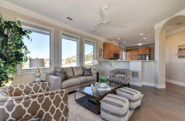 Building Photo - 402 Serpa Way