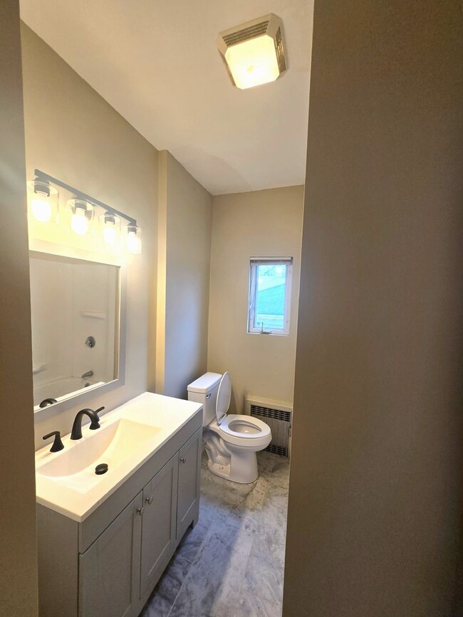 Building Photo - 848 Smith St