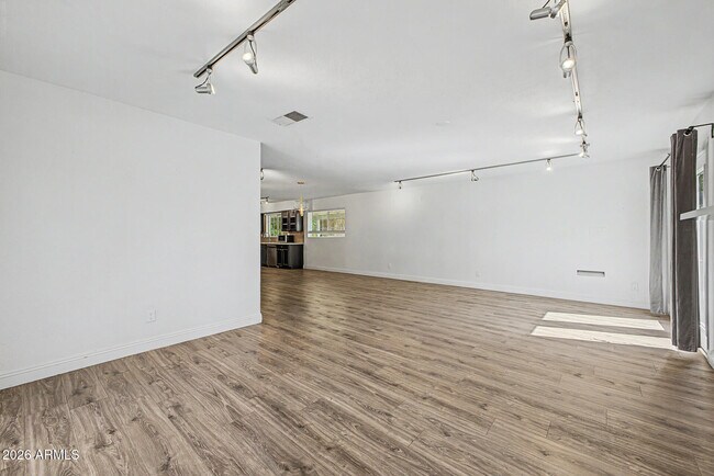 Foto del edificio - 6732 E 6th St