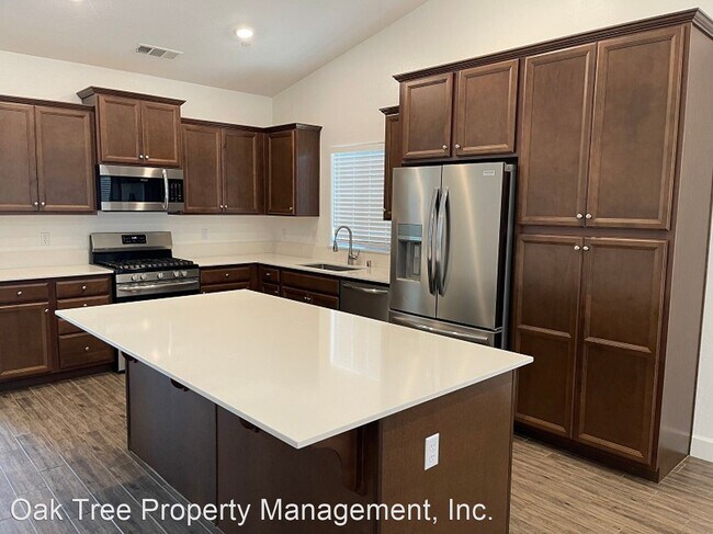 Foto del edificio - 4 br, 2 bath House - 371 N. McArthur Avenue