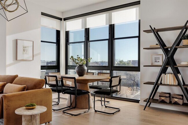 Foto del edificio - 800 Embassy Dr