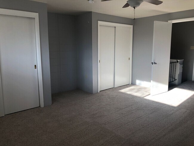 Foto del edificio - 2 bed, 1.5 bath townhome with covered parking