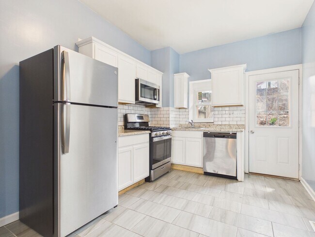Foto del edificio - Newly Renovated 4 Bedroom Single Family Home