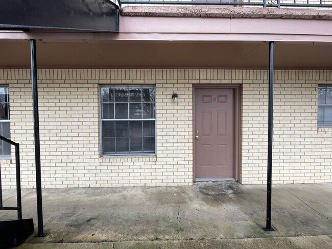 Building Photo - 228 Hold St