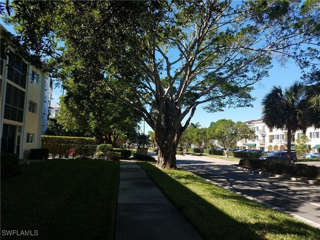 Foto del edificio - 216 Banyan Blvd