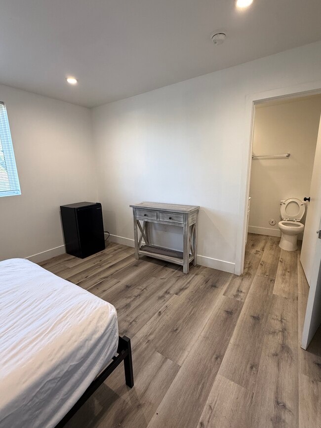 Building Photo - 1112 W 40th Pl