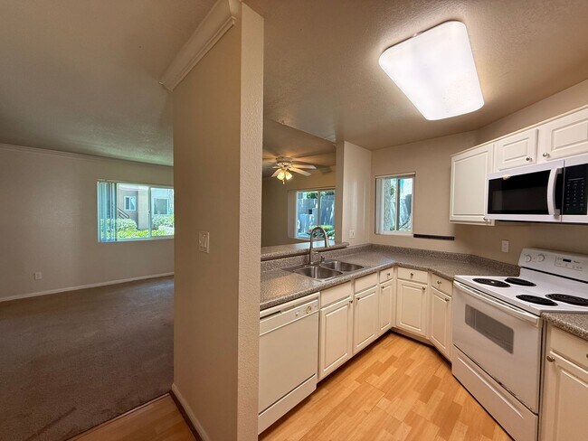 Building Photo - Gorgeous 1B/1BA Condo w/ Washer/Dryer, Walk-In Closet & Resort-Style Amenities!