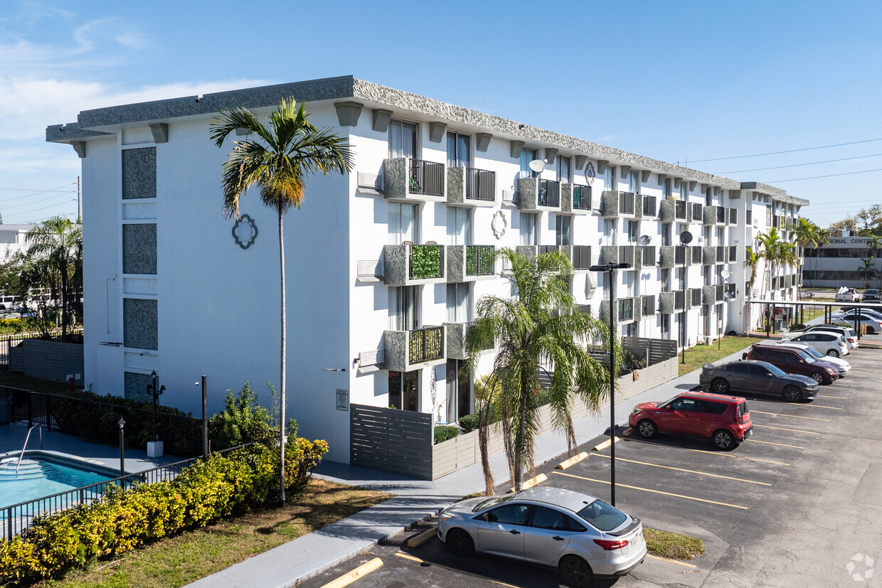 Primary Photo - Golden Gate Apartments