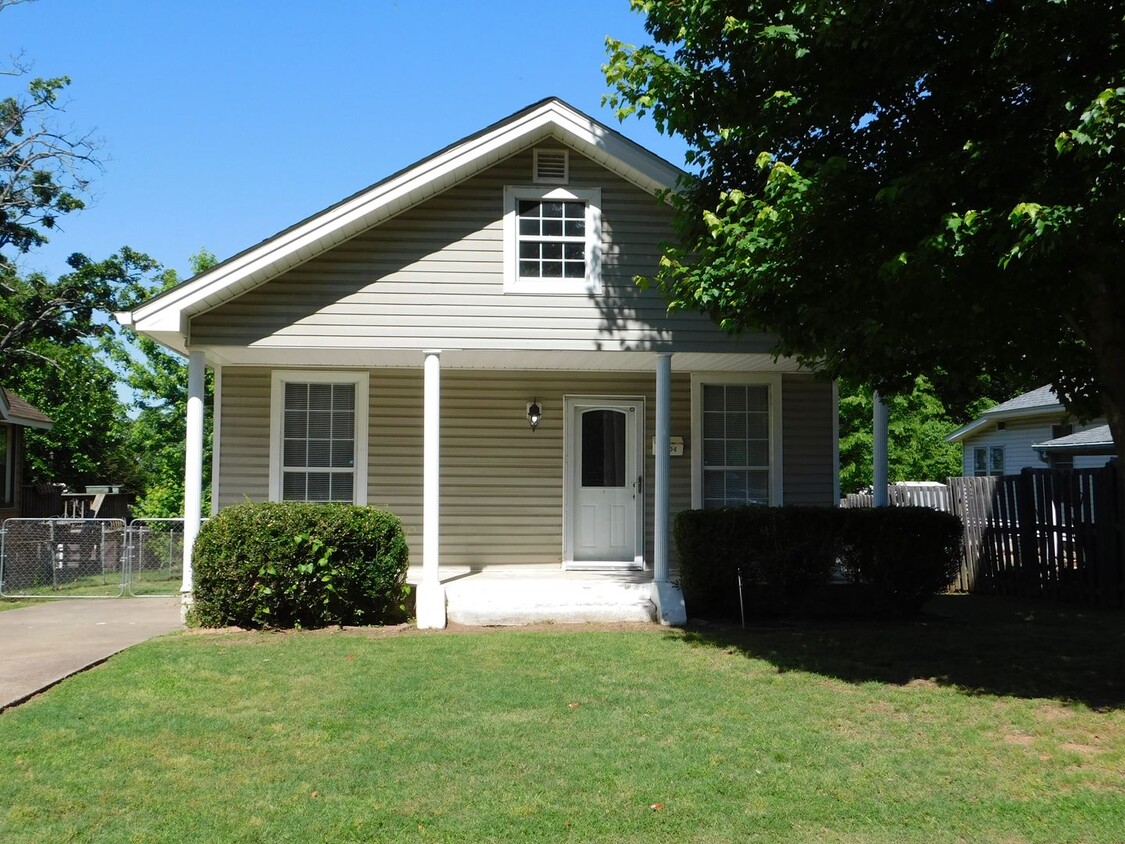 Foto principal - Cute 2 Bedroom 1 Bath House with Great Bac...