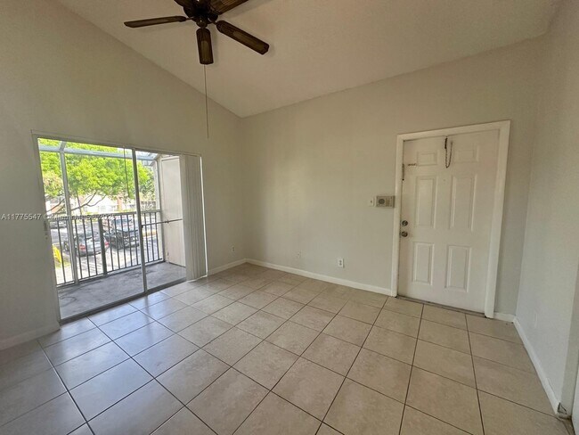 Foto del edificio - 631 Cypress Lake Blvd