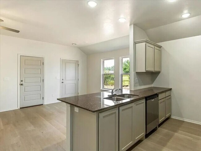 Building Photo - Move-In Ready 2-Bed Home in Lawton w/ Garage