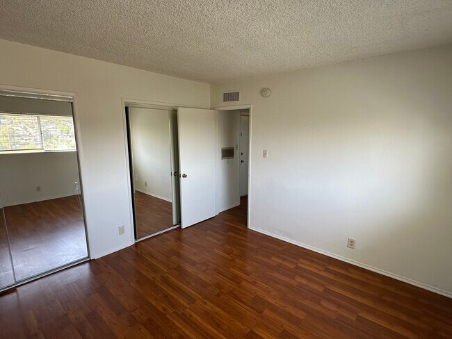 Dormitorio - 6020 La Prada St