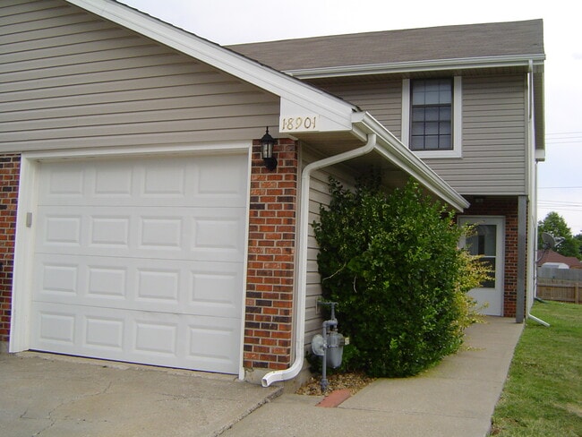 Building Photo - 18901 E Manor Dr