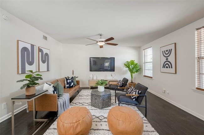 Foto del edificio - 7709 Woodrow Ave