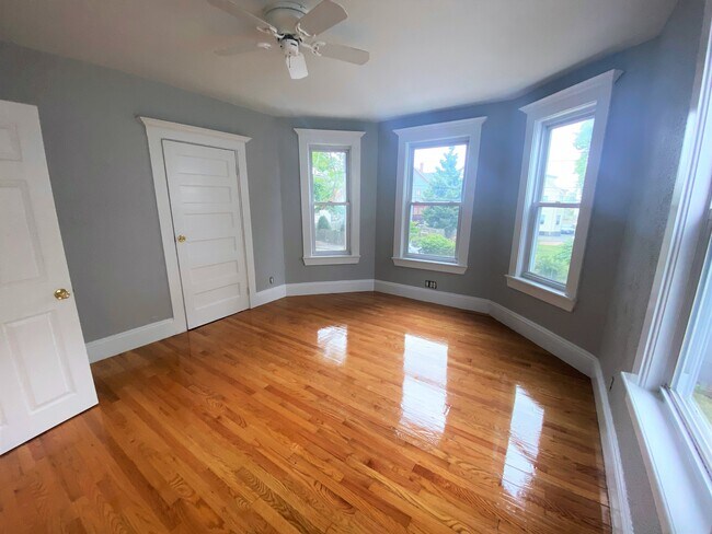 Building Photo - 40 Raddin Grove Ave
