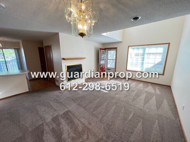 Foto del edificio - End Unit Townhouse Available October 1st, ...