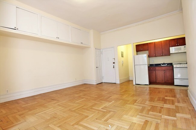 Building Photo - 118 W 69th St
