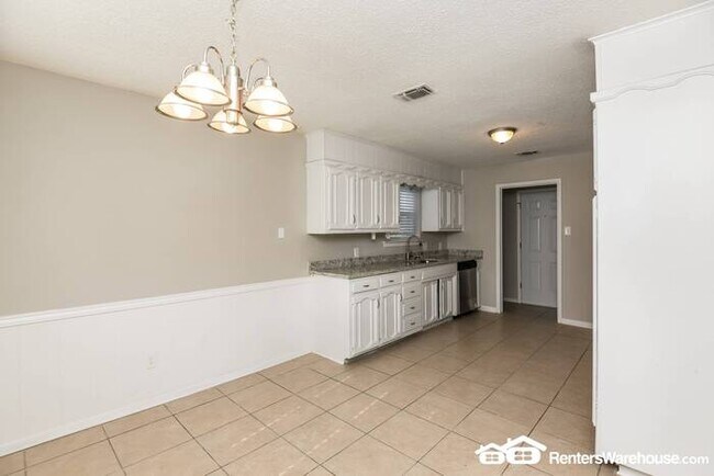 Building Photo - Newly renovated spacious 3 bed/2 bath, wit...