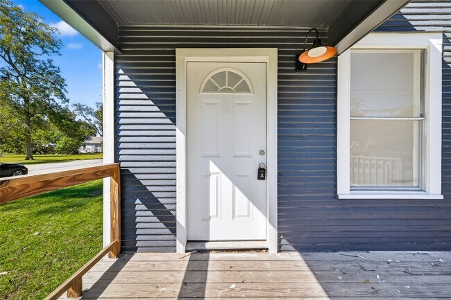 Foto del edificio - 301 E 3rd St