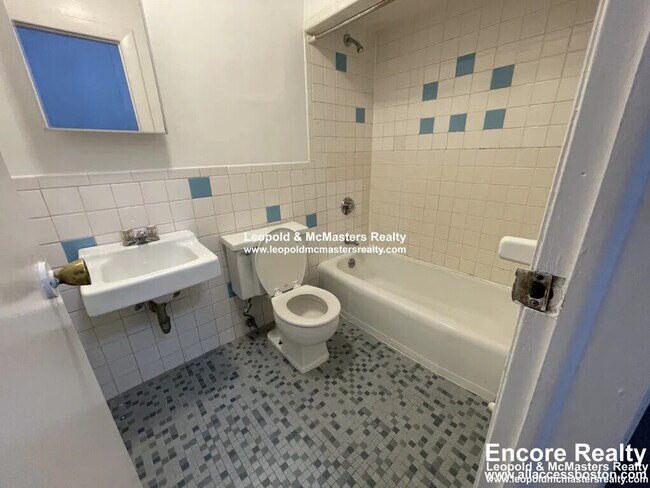 Building Photo - 5 Joy St