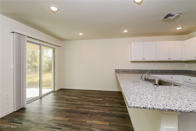 Foto del edificio - 3702 NW 48th St