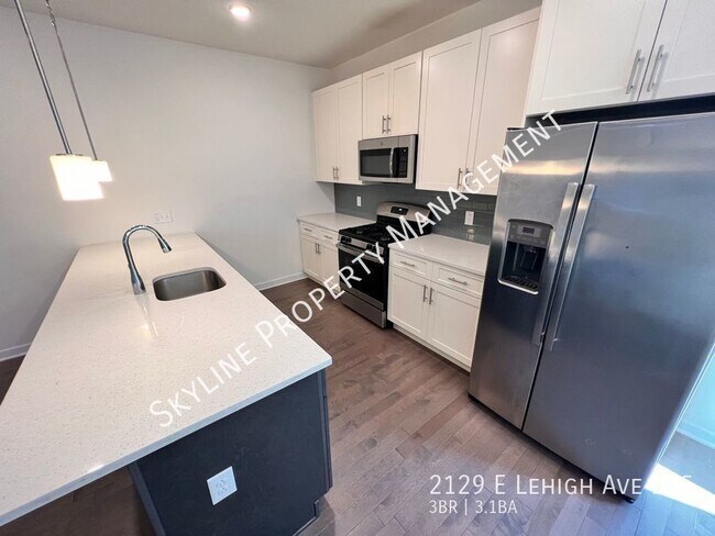 Building Photo - Gorgeous 3 Bedroom Condo W/ Parking For Re...