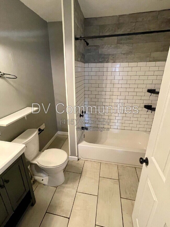Foto del edificio - 1335 W 61st St