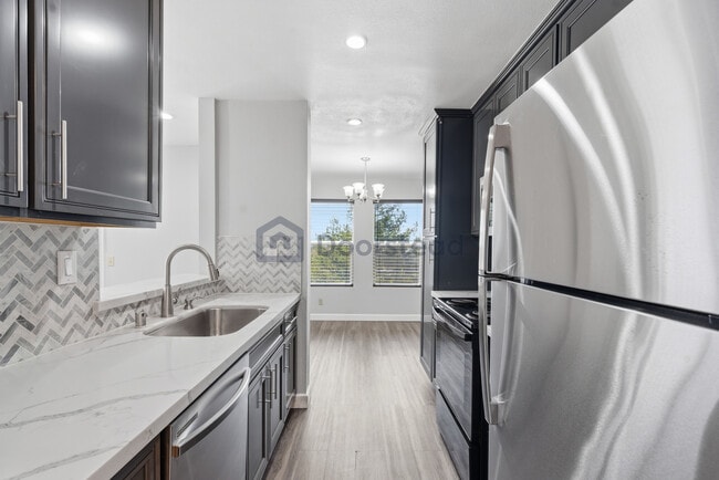 Building Photo - 675 Newbury Ln