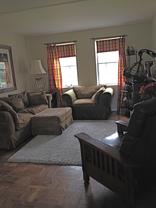 living room - 6607 Potomac Ave