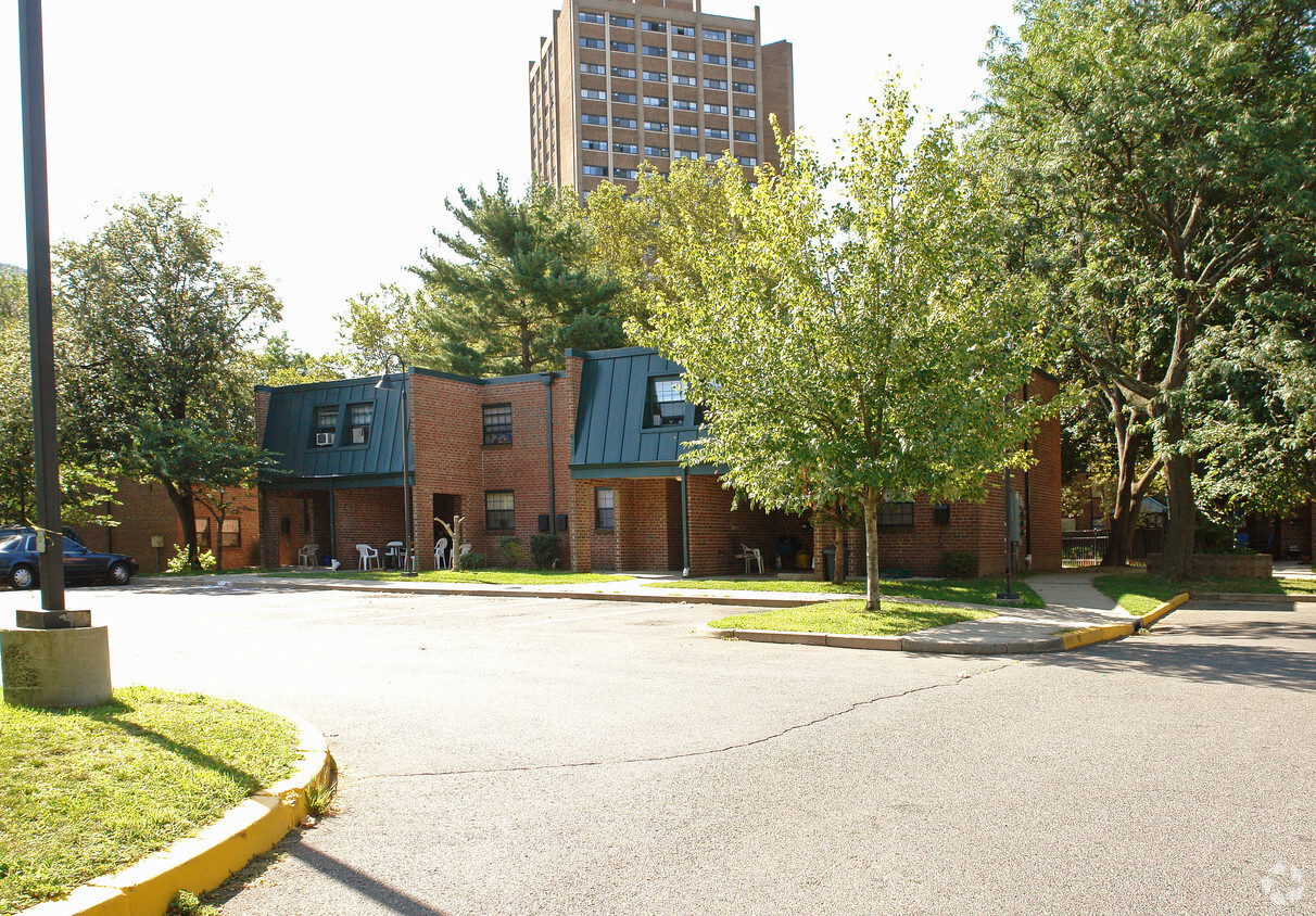 Primary Photo - Sheldon Oak II Coop