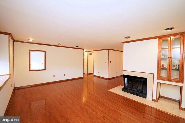 Building Photo - 56 Woodmont Dr