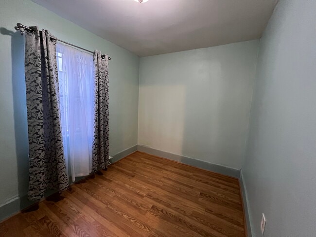 Dormitorio 1 - 1325 1/2 W 23rd St