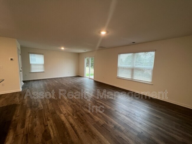 Foto del edificio - 323 Everleigh Cir