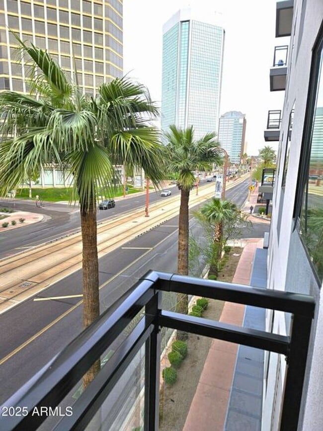 Foto del edificio - Resort Living in Midtown!!  Pool, Dog walk...