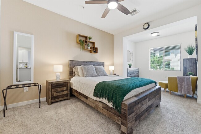Amplia suite principal con ropa de cama de lujo y detalles cuidadosamente pensados. - 2511 W Queen Creek Rd