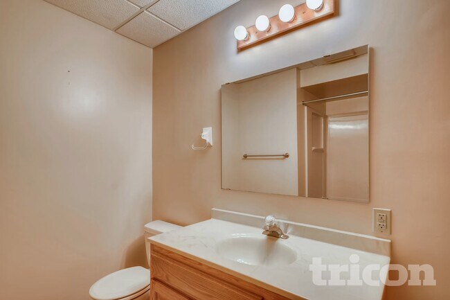 Foto del edificio - 2110 Helmo Ave N