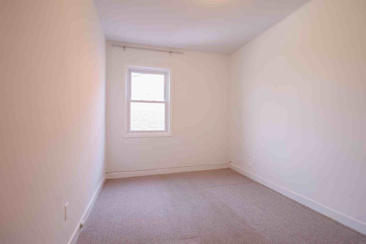Primary Photo - 241 Lebreton St N