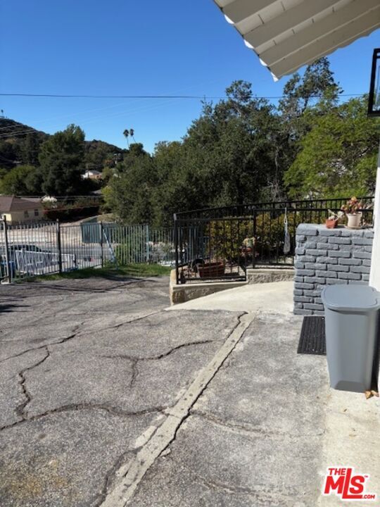 Foto del edificio - 9736 Tujunga Canyon Pl