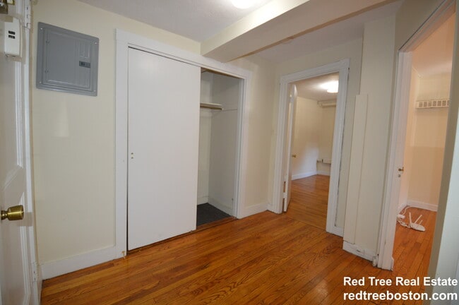 Building Photo - 1589 Beacon St