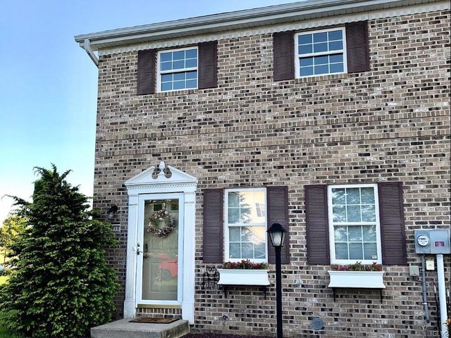Building Photo - 4958 Shawnee Ct