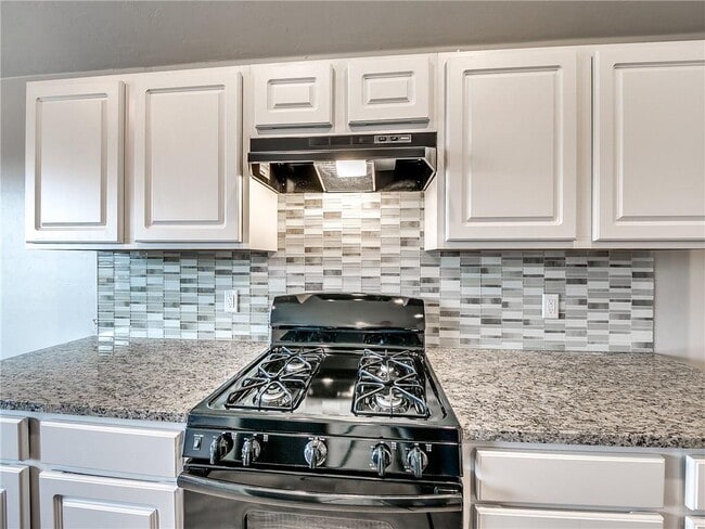 Building Photo - 1270 Lakeview Dr