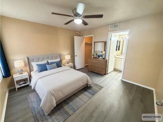 Foto del edificio - Centrally Located 2BD/2BTH Gated Condo With Luxury Vinyl Plank Flooring Throughout!!!