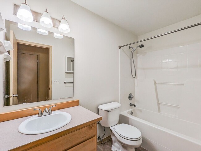 Building Photo - Updated 4 bed/3 bath home on corner lot w/...