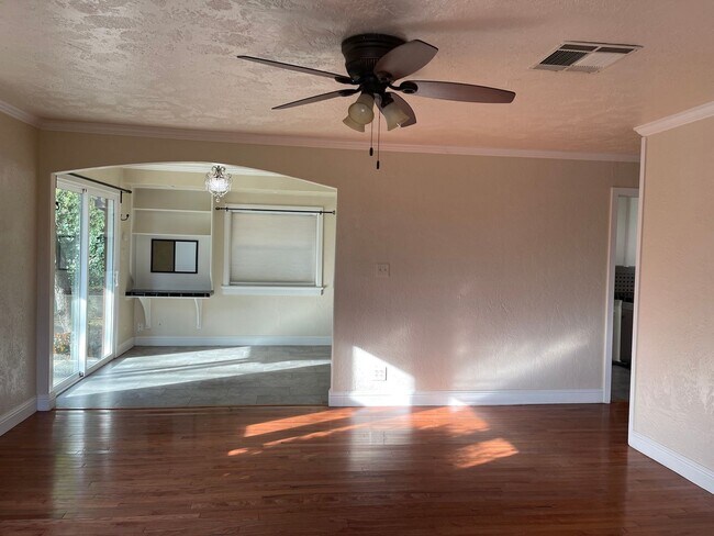 Foto del edificio - CHARMING 4 BED 2 BATH HOUSE NEAR DOWNTOWN