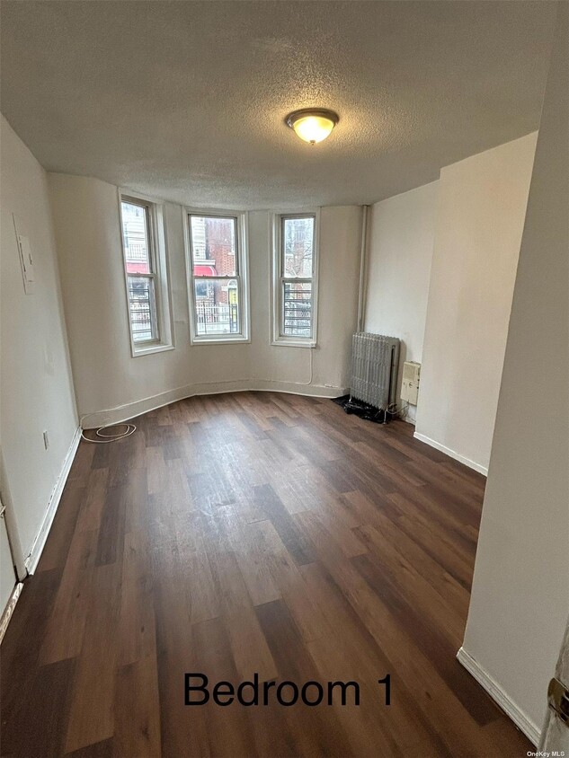 Primary Photo - 438 Linwood St