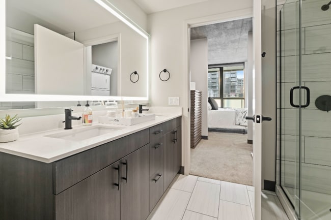 Photo - 1351 W Lake St Apartment