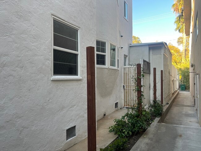 Building Photo - 232 N La Peer Dr