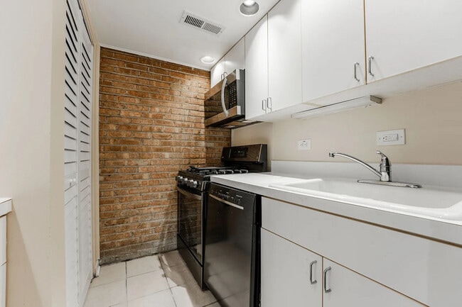 Building Photo - 713 W Diversey Pkwy