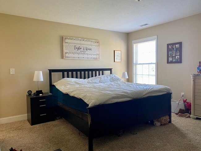 Foto del edificio - Available for the 2026-2027 lease term.